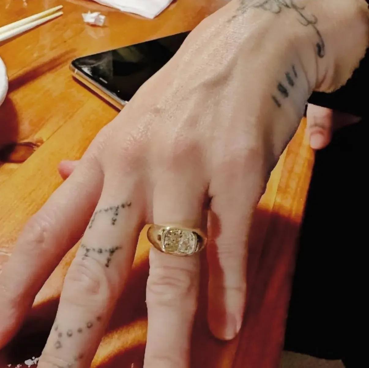 Майли Сайрус похвасталась внушительным обручальным колечком